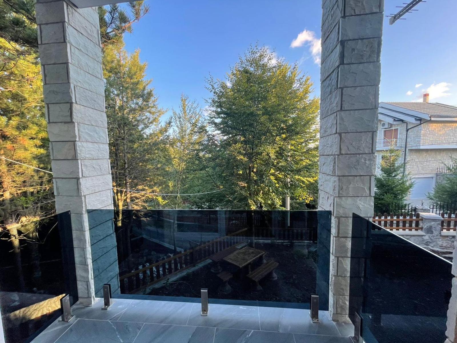 Vila Alpini Razëm Exteriör bild